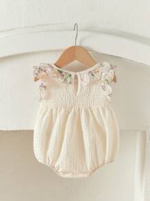 SHEIN Baby Girl Lovely Casual Texture Spliced Floral Printed Romper With Ruffle Hem, Sleeveless, Snap Buttons, Suitable For Summer