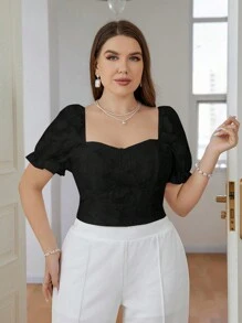 SHEIN Essnce Festiwal weselny i walentynki Plus Size Teksturowany materiał Krótka koszula o dopasowanym kroju z wyciętym wzorem kwiatowym