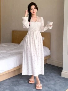 DAZY 浪漫花卉撞色蕾丝荷叶边袖下摆长袖睡裙睡衣