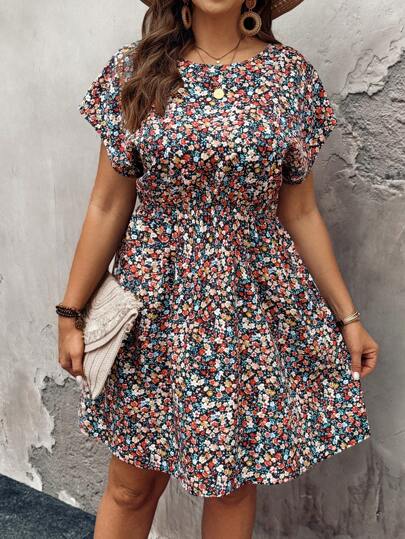SHEIN LUNE Vestido de manga de murciélago con cintura ceñida y estampado floral menudo para mujeres de talla grande, verano