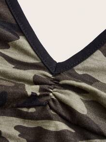SHEIN EZwear Top de cuello halter con estampado camuflaje primaveral y fruncido