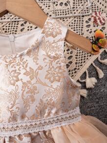 Vestido de verano sin mangas para bebé niña con Jacquard floral, cuello redondo, dobladillo de malla y parche de tela.