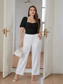 SHEIN Essnce Festiwal weselny i walentynki Plus Size Teksturowany materiał Krótka koszula o dopasowanym kroju z wyciętym wzorem kwiatowym