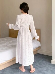 DAZY 浪漫花卉撞色蕾丝荷叶边袖下摆长袖睡裙睡衣