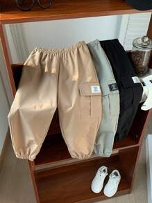 SHEIN 3入組年輕男孩休閒運動都市街頭時尚寬鬆休閒褲套裝，包括帶徽章裝飾黑色休閒褲、寬鬆綠色休閒褲和卡其色休閒褲，適用於日常、學校、旅遊、運動場合，全年適用。 - 彩色 - 查看 3