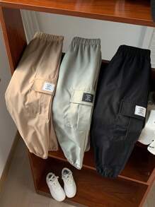 SHEIN 3入組年輕男孩休閒運動都市街頭時尚寬鬆休閒褲套裝，包括帶徽章裝飾黑色休閒褲、寬鬆綠色休閒褲和卡其色休閒褲，適用於日常、學校、旅遊、運動場合，全年適用。 - 彩色 - 查看 5
