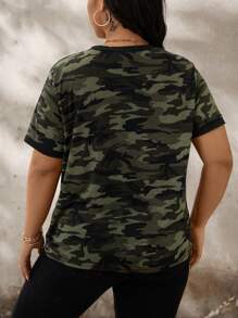 SHEIN LUNE Camiseta casual de talla extra para mujer con cuello en V, mangas cortas con muesca y estampado de camuflaje para verano - Multicolor - Ver 2