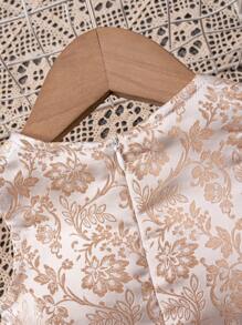 Vestido de verano sin mangas para bebé niña con Jacquard floral, cuello redondo, dobladillo de malla y parche de tela.