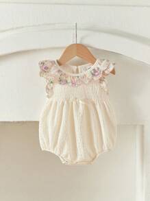 SHEIN Baby Girl Lovely Casual Texture Spliced Floral Printed Romper With Ruffle Hem, Sleeveless, Snap Buttons, Suitable For Summer