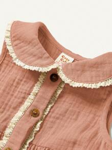 Cozy Pixies Set aus ärmellosem Pullover und Shorts mit Peter-Pan-Kragen und Spitzenverzierung für Baby-Mädchen