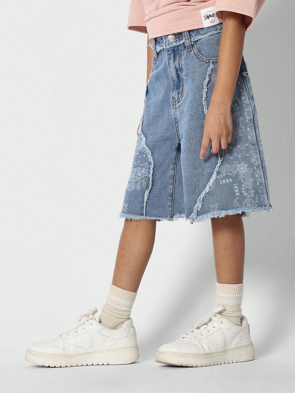 Shorts Denim feminino para pré-adolescentes com detalhe de painel curvo de estampa paisley