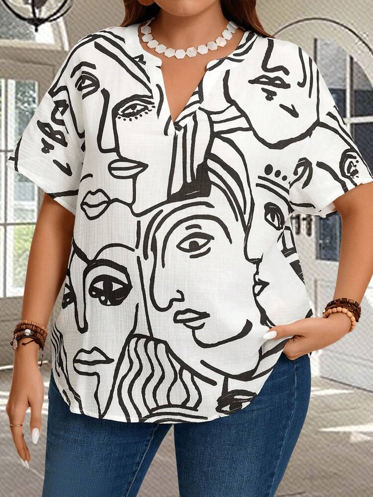 Camisa de talla grande con cuello en V interrumpido, mangas murciélago, impresión abstracta de cara, ideal para vacaciones de verano en el campo