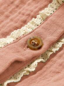 Cozy Pixies Set aus ärmellosem Pullover und Shorts mit Peter-Pan-Kragen und Spitzenverzierung für Baby-Mädchen