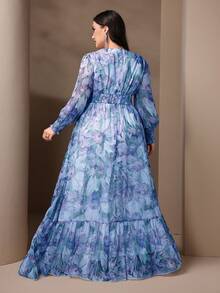 Vestido plus con estampado floral, escote en V profundo, mangas tipo farol y dobladillo con ribete de volantes - Neblina azul - Ver 2