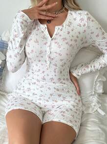 CottageSlumber 纽扣半开襟连体睡衣，饰以碎花图案，长袖设计，尽显节日季繁花似锦的华丽之美，舒适优雅的细节，秋冬季节的理想之选。 - 白色 - 查看 1