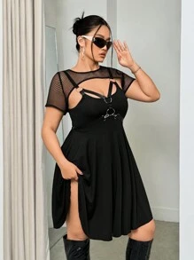 SHEIN ICON Große Größen Netzstoff Trägerkleid mit Metallring Dekoration und ausgestelltem Schirmsaum für den Sommer