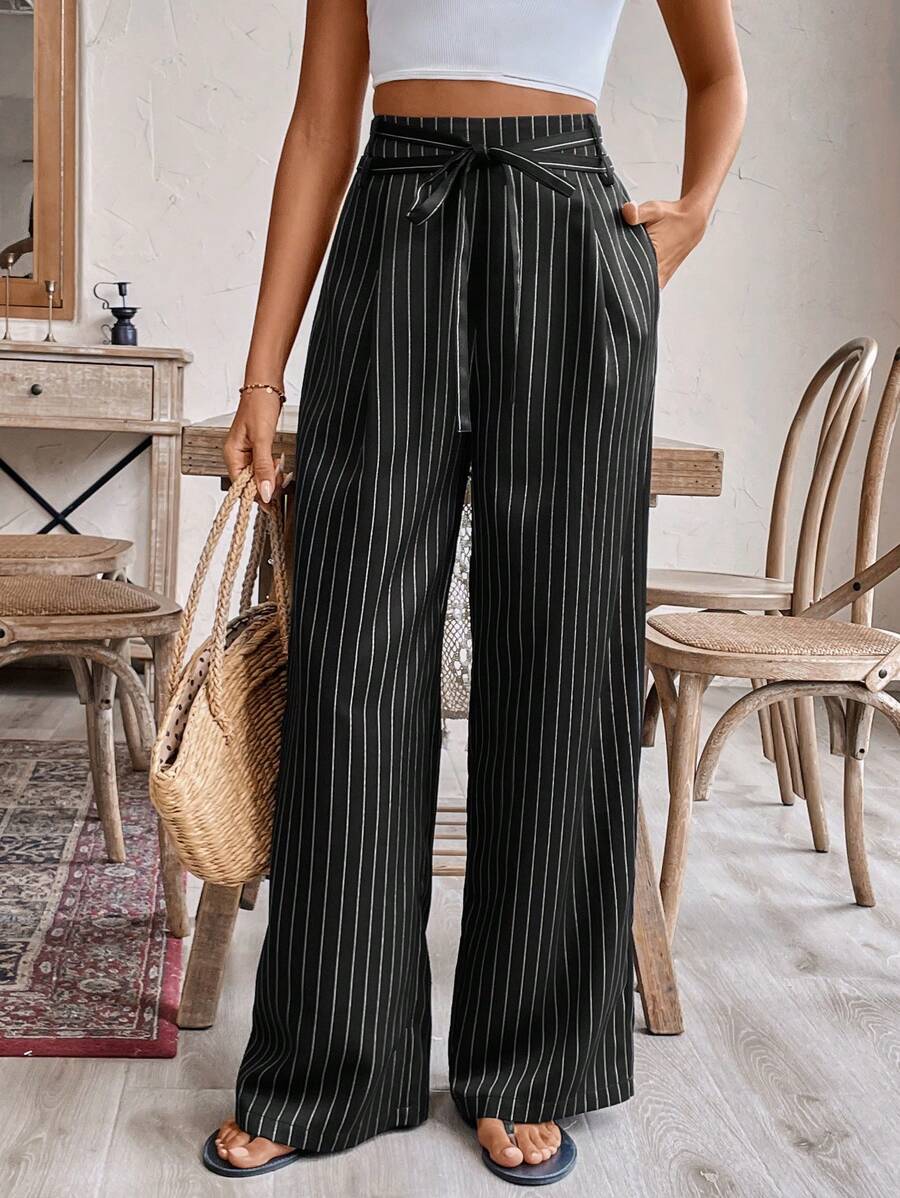 SHEIN Frenchy 极简主义风格，时尚，条纹阔腿休闲裤，腰部打结，夏季度假季节，舒适，波西米亚风，时尚，黑色蝴蝶结，毕业礼服，优雅，休闲，简约日常，田园风，假日休闲，谦虚，单身女郎，夏季上衣，适合度假 - 黑色 - 查看 1