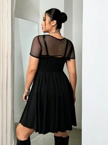 SHEIN ICON Große Größen Netzstoff Trägerkleid mit Metallring Dekoration und ausgestelltem Schirmsaum für den Sommer