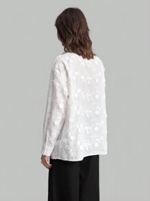 Ontre 女式 2025 新款时尚白色优雅花朵刺绣纹理长袖衬衫，秋季女士休闲外套纽扣衬衫 - 白色 - 查看 2