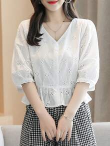 Blusa casual estiva bianca con ricami ad intaglio e maniche a lanterna