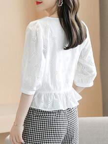 Blusa casual estiva bianca con ricami ad intaglio e maniche a lanterna