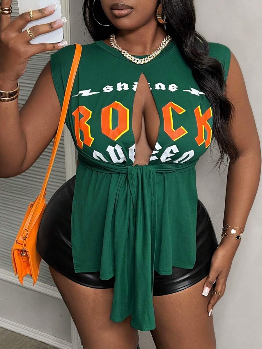 Slaydiva Blusa sin mangas con estampado de letras anudadas y rasgada, para mujeres de talla grande, estilo urbano - Verde - Ver 1