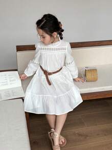 Vestido blanco lindo y casual para niñas con delicado diseño de encaje hueco en el cuello y los puños de las mangas, que irradia elegancia y nobleza. Este vestido viene con un cinturón fino para mejorar su apariencia al usar capas y elasticidad ajustable en la cintura, lo que aumenta su practicidad y sentido de moda. Adecuado para uso diario, reuniones familiares, fiestas de cumpleaños o salidas. - Multicolor - Ver 1