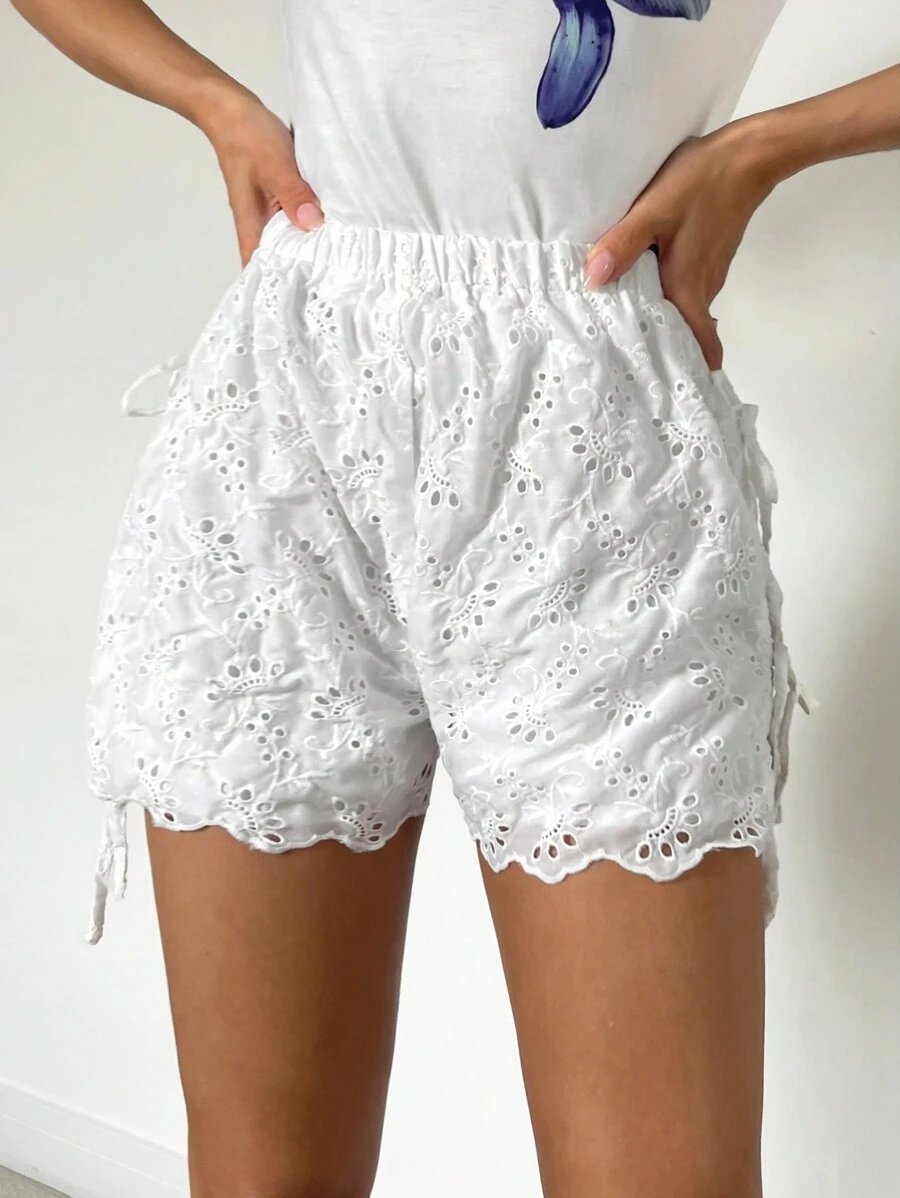 SHEIN Essnce 女士夏季花卉刺绣侧蝴蝶结系带短裤，适合海滩度假 - 白色 - 查看 1