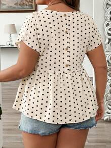 SHEIN LUNE Blouse pull col rond à pois grande taille avec volant à l'ourlet, décoration de bouton au dos et effet amincissant et couvrant. Pour l'été.