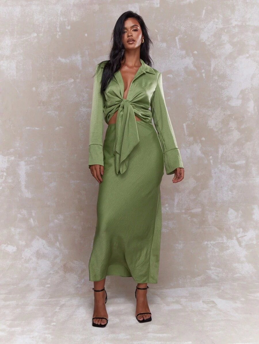 MISSGUIDED Bộ trang phục dạ hội tiệc chủ đề Ireland ngày lễ Thánh Patrick 2 món bằng satin thanh lịch, áo crop top dài tay thắt nơ trước và chân váy maxi, phong cách bùa may mắn - màu xanh lá - Xem 1