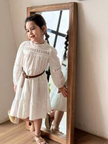 Vestido blanco lindo y casual para niñas con delicado diseño de encaje hueco en el cuello y los puños de las mangas, que irradia elegancia y nobleza. Este vestido viene con un cinturón fino para mejorar su apariencia al usar capas y elasticidad ajustable en la cintura, lo que aumenta su practicidad y sentido de moda. Adecuado para uso diario, reuniones familiares, fiestas de cumpleaños o salidas. - Multicolor - Ver 4