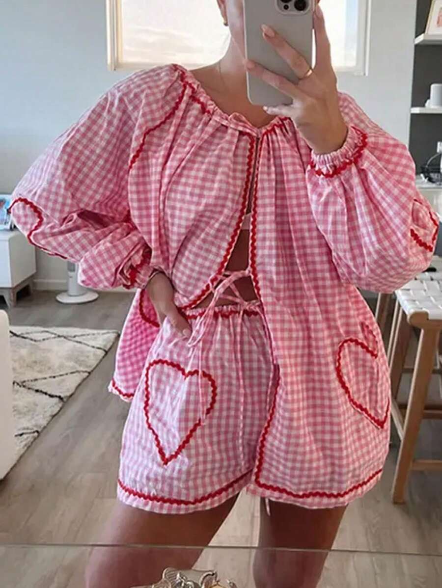 SHEIN Essnce 2024年夏季女性超級熱門粉白相間的寬鬆愛心裝飾編織腰帶蝴蝶結衫及短褲 2件套可愛套裝,適用於女士 - 粉色 - 查看 1