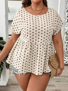 SHEIN LUNE Blouse pull col rond à pois grande taille avec volant à l'ourlet, décoration de bouton au dos et effet amincissant et couvrant. Pour l'été.