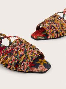 Meerkleurige handgeweven platte sandalen met bandjes van kunstsuède voor dames, modieuze gevlochten textuur, willekeurig gevlochten patroon en materialen (bloemen/planten) en kleur