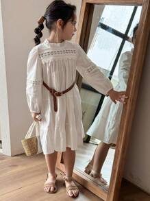 Vestido blanco lindo y casual para niñas con delicado diseño de encaje hueco en el cuello y los puños de las mangas, que irradia elegancia y nobleza. Este vestido viene con un cinturón fino para mejorar su apariencia al usar capas y elasticidad ajustable en la cintura, lo que aumenta su practicidad y sentido de moda. Adecuado para uso diario, reuniones familiares, fiestas de cumpleaños o salidas. - Multicolor - Ver 6