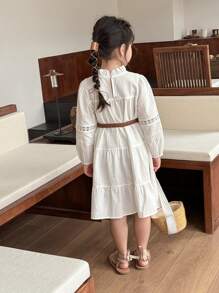 Vestido blanco lindo y casual para niñas con delicado diseño de encaje hueco en el cuello y los puños de las mangas, que irradia elegancia y nobleza. Este vestido viene con un cinturón fino para mejorar su apariencia al usar capas y elasticidad ajustable en la cintura, lo que aumenta su practicidad y sentido de moda. Adecuado para uso diario, reuniones familiares, fiestas de cumpleaños o salidas. - Multicolor - Ver 3