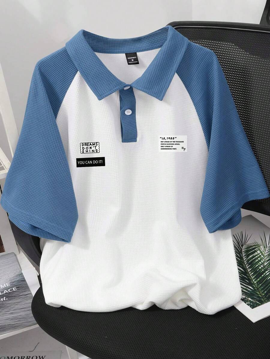 Claim Dot 男士夏季口號印花短袖兩色拼接通勤休閒極簡POLO衫，圖形城市衫 - 藍白色 - 查看 1