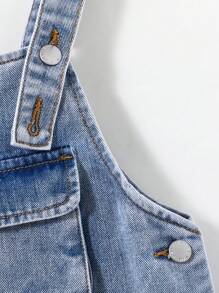 Cozy Pixies Pantalones cortos globales de mezclilla suave y holgados para niñas jóvenes en denim desteñido de verano, con tirantes ajustables, bolsillos con parche y dobladillo enrollado. Sin camiseta, atuendos de ropa de verano para niños