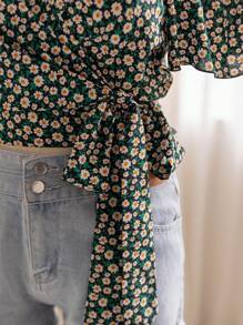 Soleia 大码女式波西米亚风假日雏菊印花短袖衬衫，交叉 V 领和侧系带细节，适合夏季 - 黑色 - 查看 3