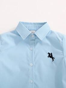 SHEIN 2 piezas/set Ropa informal cómoda para niño pequeño, camisa de manga corta con botones y bordado de caballo, junto con shorts caqui para primavera/verano - Azul - Ver 3