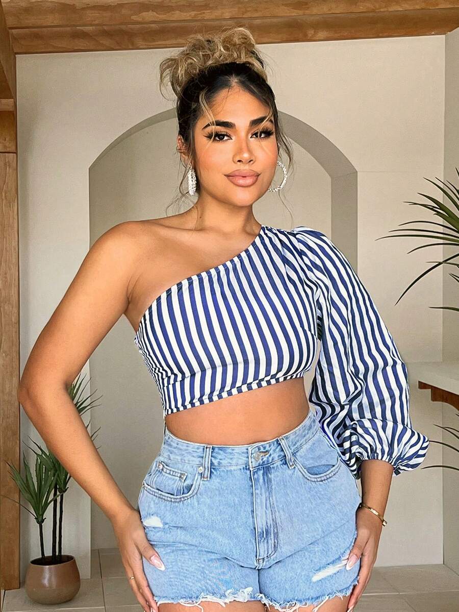SHEIN SXY Top rayé bleu à une épaule et à manches longues pour femmes pour la plage d'été, convient pour un port quotidien décontracté - Bleu et Blanc - Voir 1