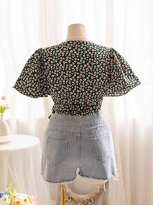 Soleia 大码女式波西米亚风假日雏菊印花短袖衬衫，交叉 V 领和侧系带细节，适合夏季 - 黑色 - 查看 2