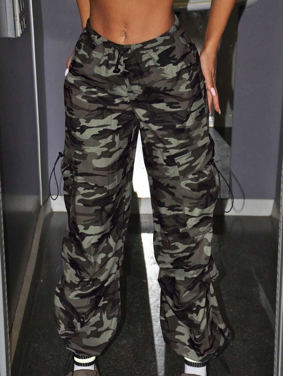 SHEIN ICON Spodnie spadochronowe Cargo z niskim stanem i nadrukiem w moro, z kieszeniami, bocznymi ściągaczami w pasie - Wojskowa Zieleń - Zobacz 1