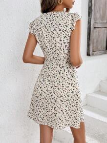 SHEIN Frenchy 女士夏季假日迷你花朵短袖修身鈕扣連衣裙，深V領花卉迷你連衣裙，夏季休閒女裝連衣裙，茶會服裝，婚禮女裝，返校舞會禮服，畢業禮服，淡色連衣裙，《Bridgerton》風格 - 杏色 - 查看 4