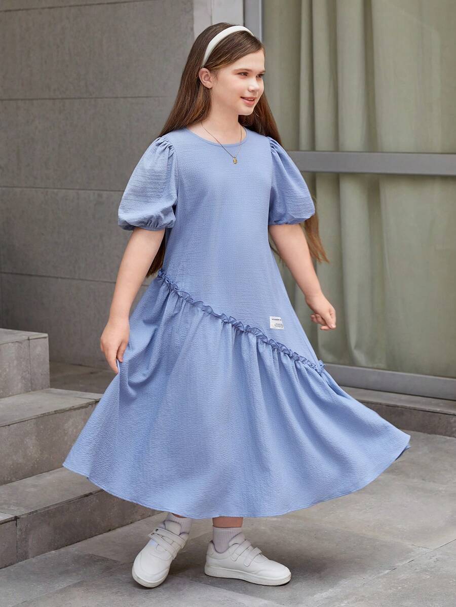 SHEIN Vestido para niñas preadolescentes de talla extendida con manga corta tipo burbuja, corte holgado, tejido texturizado y decoración con etiqueta tejida - Azul - Ver 1