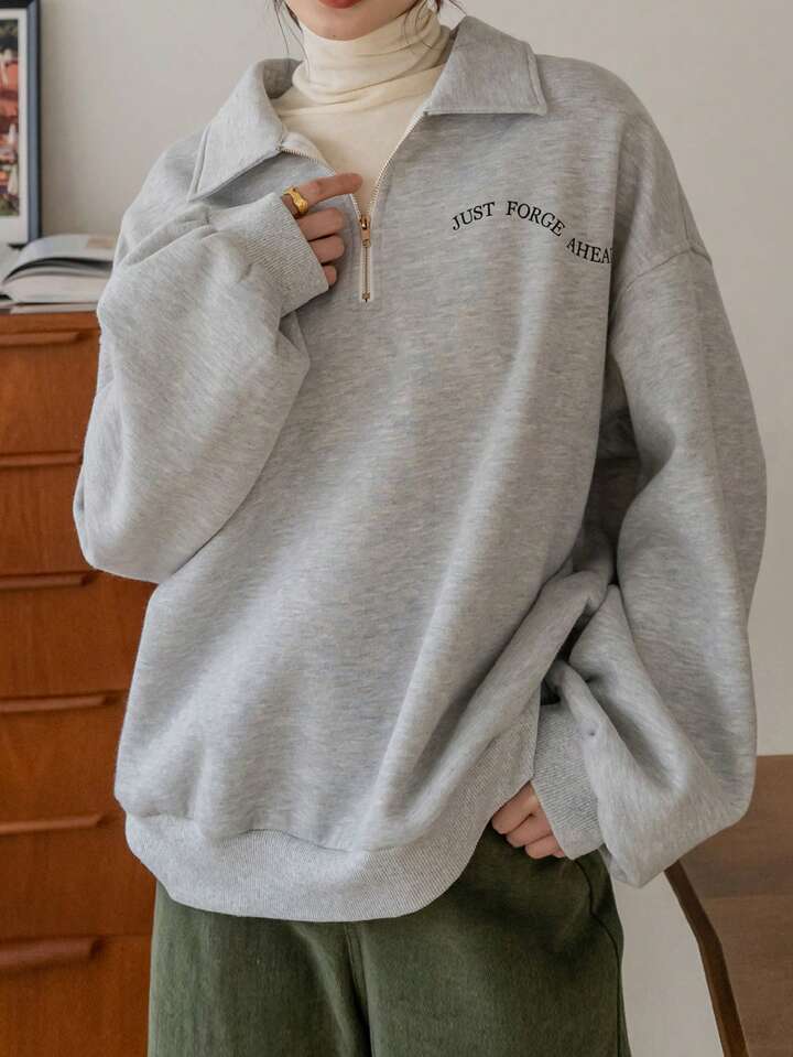 Dazy-Less スローガングラフィック 1/4ジッパー ドロップショルダー DAZY スローガングラフィック 1/4ジッパー ドロップショルダー