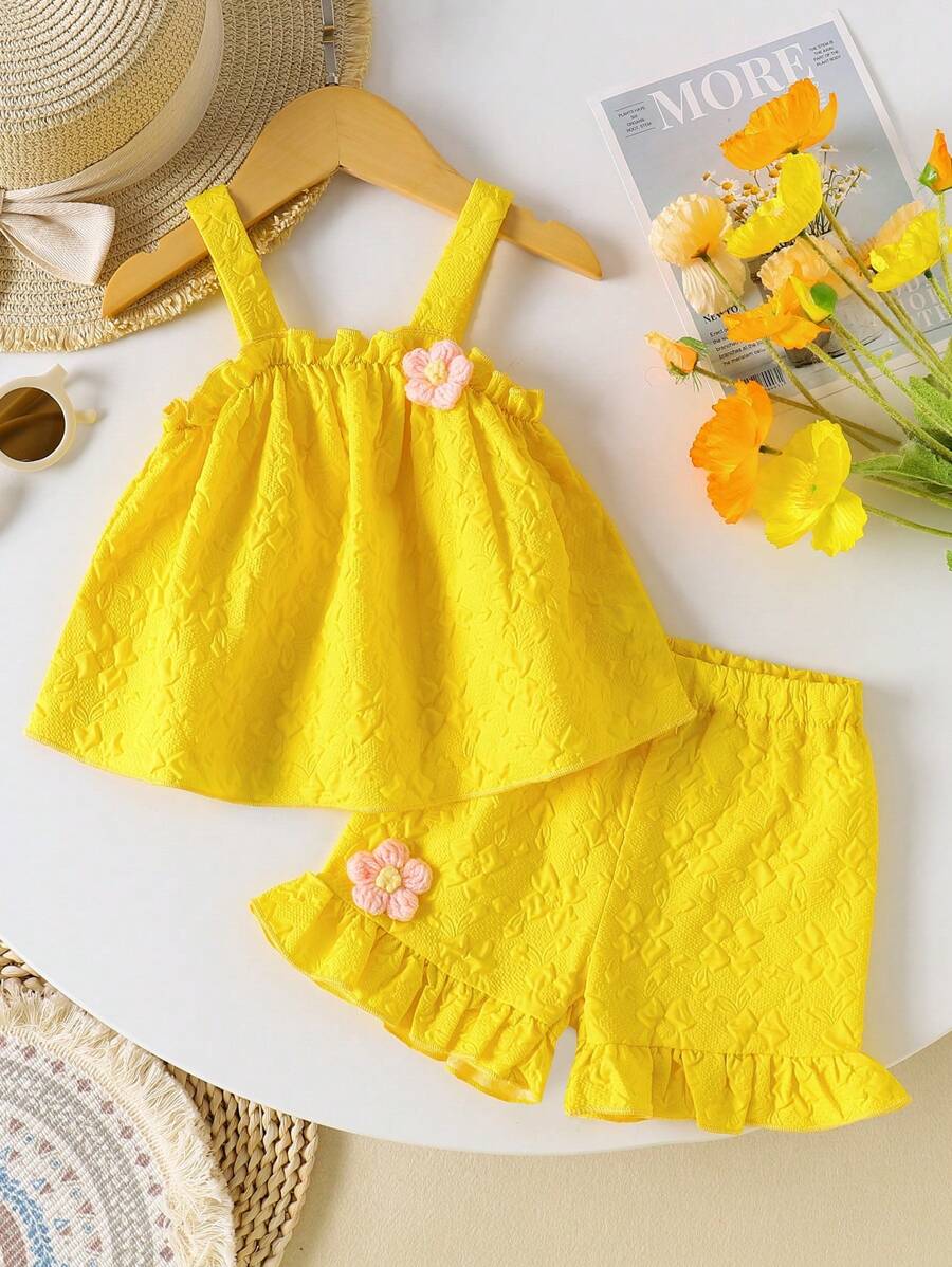 SHEIN Playful Pals 女童纹理提花面料花卉装饰吊带背心上衣和荷叶边下摆短裤套装，时尚休闲度假装 - 黃色 - 查看 1
