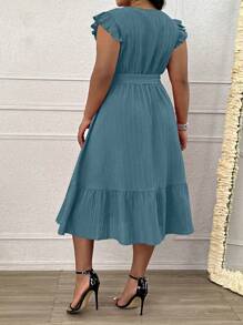 SHEIN Clasi 大尺碼V領純色交叉設計雪紡裙，流蘇邊緣配腰帶，休閒夏日裙 - 藍色 - 查看 2