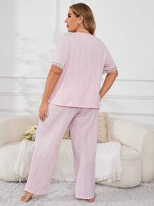 Conjunto rosado de encaje con mangas cortas y pantalones largos