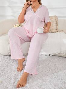 Conjunto rosado de encaje con mangas cortas y pantalones largos